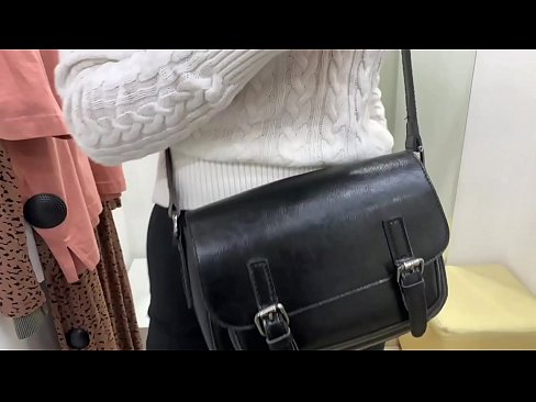 ❤️ Masturbazzjoni pubblika tal-kelba żagħżugħa FeralBerry b'dildo fil-kamra tal-armar ❌ Video tal-ħakk f'mt.playcrot69.top